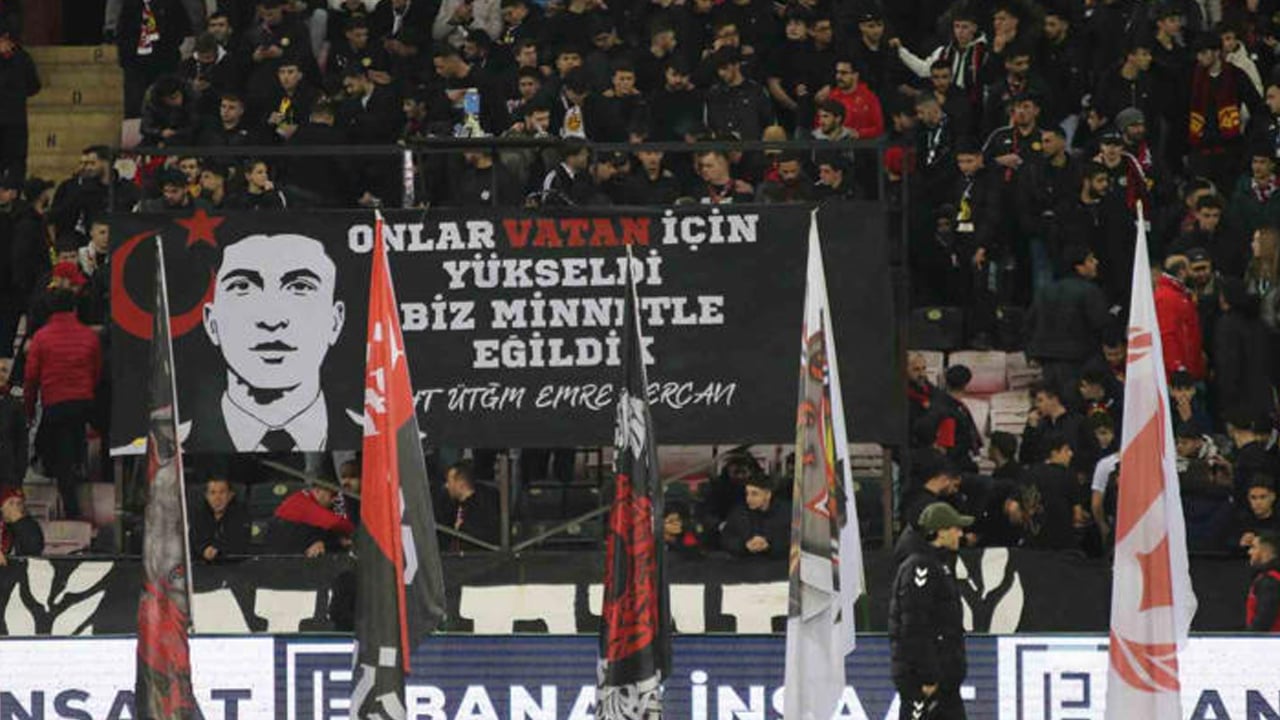  Pankartı asıldı! Taraftar şehit üsteğmen Emre Mercan'ı unutmadı! Pankart astılar 