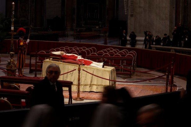 Papa'nın ölüsü sergilendi