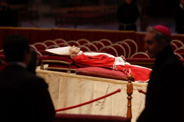 Foto - Papa'nın ölüsü sergilendi