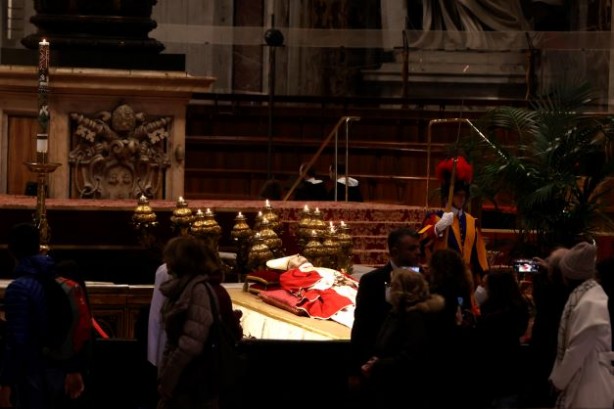 Foto - Papa'nın ölüsü sergilendi