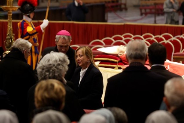 Foto - Papa'nın ölüsü sergilendi