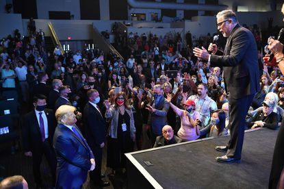 Foto - Papazdan el açıp dua eden Trump için şaşırtan sözler: Tanrı bana dedi ki...