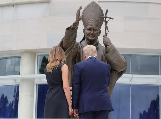 Foto - Papazlar çok kızdı! Trump'a İncil tepkisi