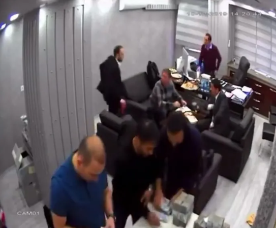 Foto - ‘Para Kule’ gündemden düşmüyor! Peçete kâğıdına imza atılmış