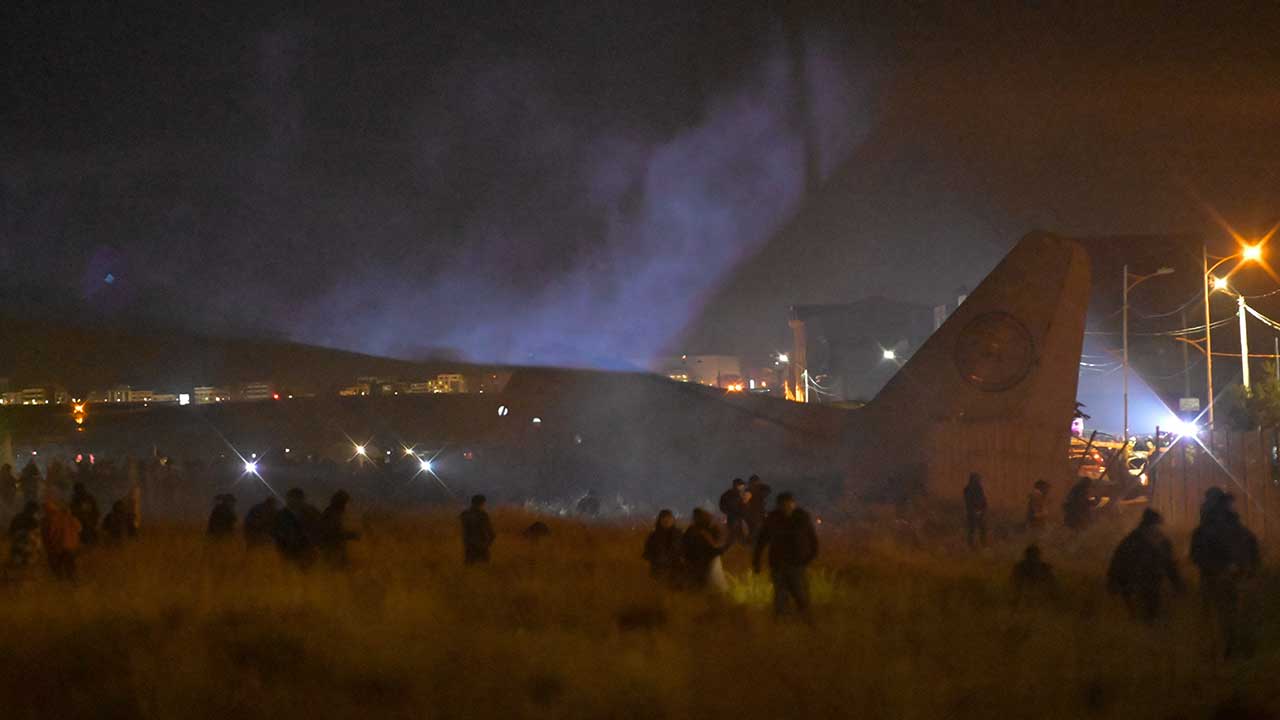 Para taşıyan askeri uçak düştü