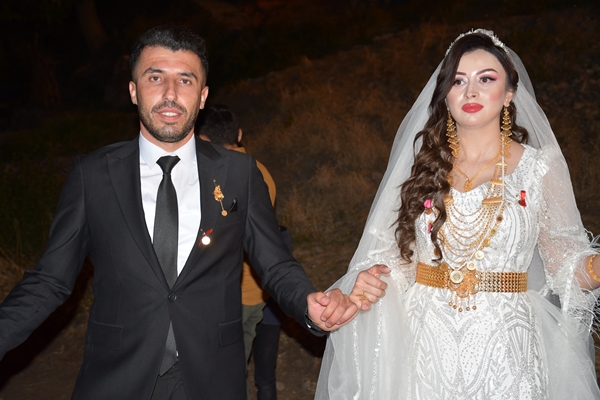 Foto - Paralar havada uçuştu! Darphaneyi aratmayan düğün