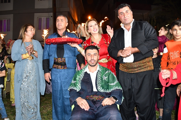 Foto - Paralar havada uçuştu! Darphaneyi aratmayan düğün