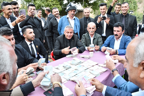 Paralar havada uçuştu! Darphaneyi aratmayan düğün