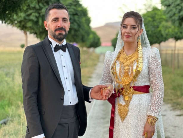 Paralar ve altınlar havada uçuştu! Düğün değil sanki banka şubesi