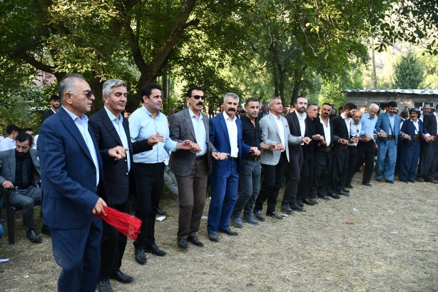 Foto - Paralar ve altınlar havada uçuştu! Düğün deği̇l sanki̇ darphane