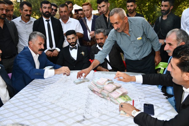 Paralar ve altınlar havada uçuştu! Düğün deği̇l sanki̇ darphane