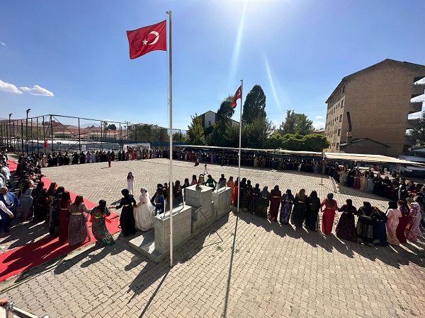 Foto - Paralar ve altınlar havada uçuştu! Düğün değil sanki merkez bankası