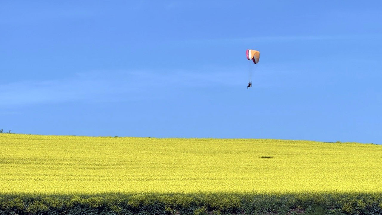 Paramotorla unutulmaz deneyim! Sarı denizin üzerinde uçtu