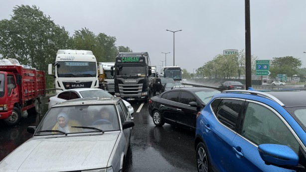 Paramparça olmaktan son anda kurtuldular! İstanbul istikameti 1 buçuk saat kapalı kaldı!