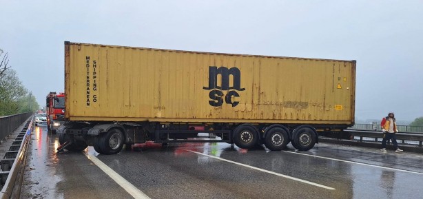 Foto - Paramparça olmaktan son anda kurtuldular! İstanbul istikameti 1 buçuk saat kapalı kaldı!