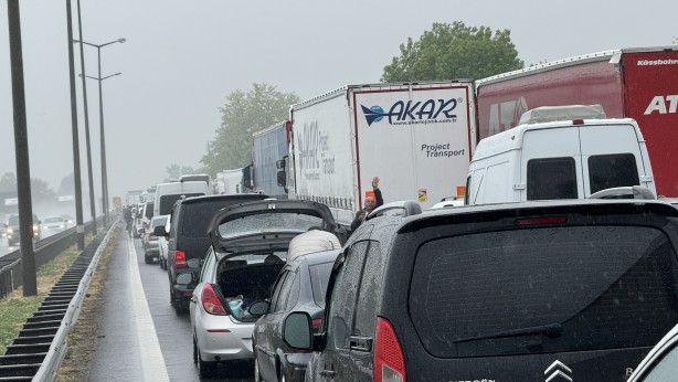 Foto - Paramparça olmaktan son anda kurtuldular! İstanbul istikameti 1 buçuk saat kapalı kaldı!