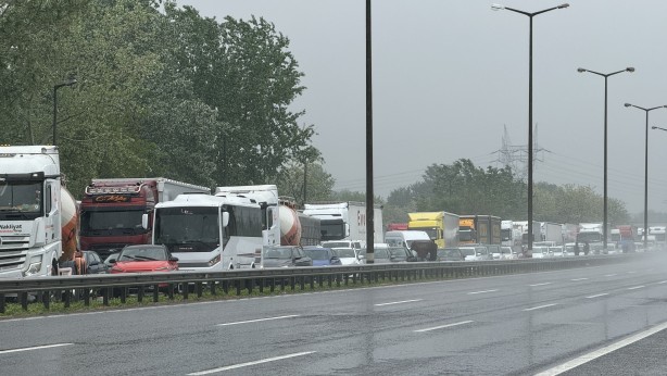 Foto - Paramparça olmaktan son anda kurtuldular! İstanbul istikameti 1 buçuk saat kapalı kaldı!