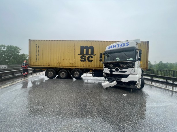 Foto - Paramparça olmaktan son anda kurtuldular! İstanbul istikameti 1 buçuk saat kapalı kaldı!