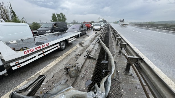 Foto - Paramparça olmaktan son anda kurtuldular! İstanbul istikameti 1 buçuk saat kapalı kaldı!