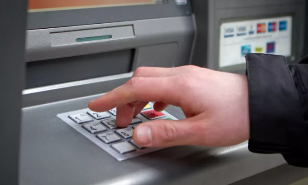 Foto - Paranız pul olmasın! ATM kullananlar dikkat!