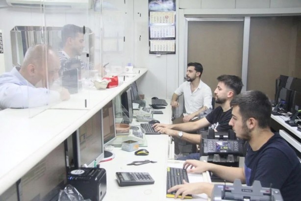 Parasını Türk Lirası'na çevirmek için kararı verdi ama bir anlık dalgınlık binlerce liraya mal oldu! Döviz bürosunda dikkat edin