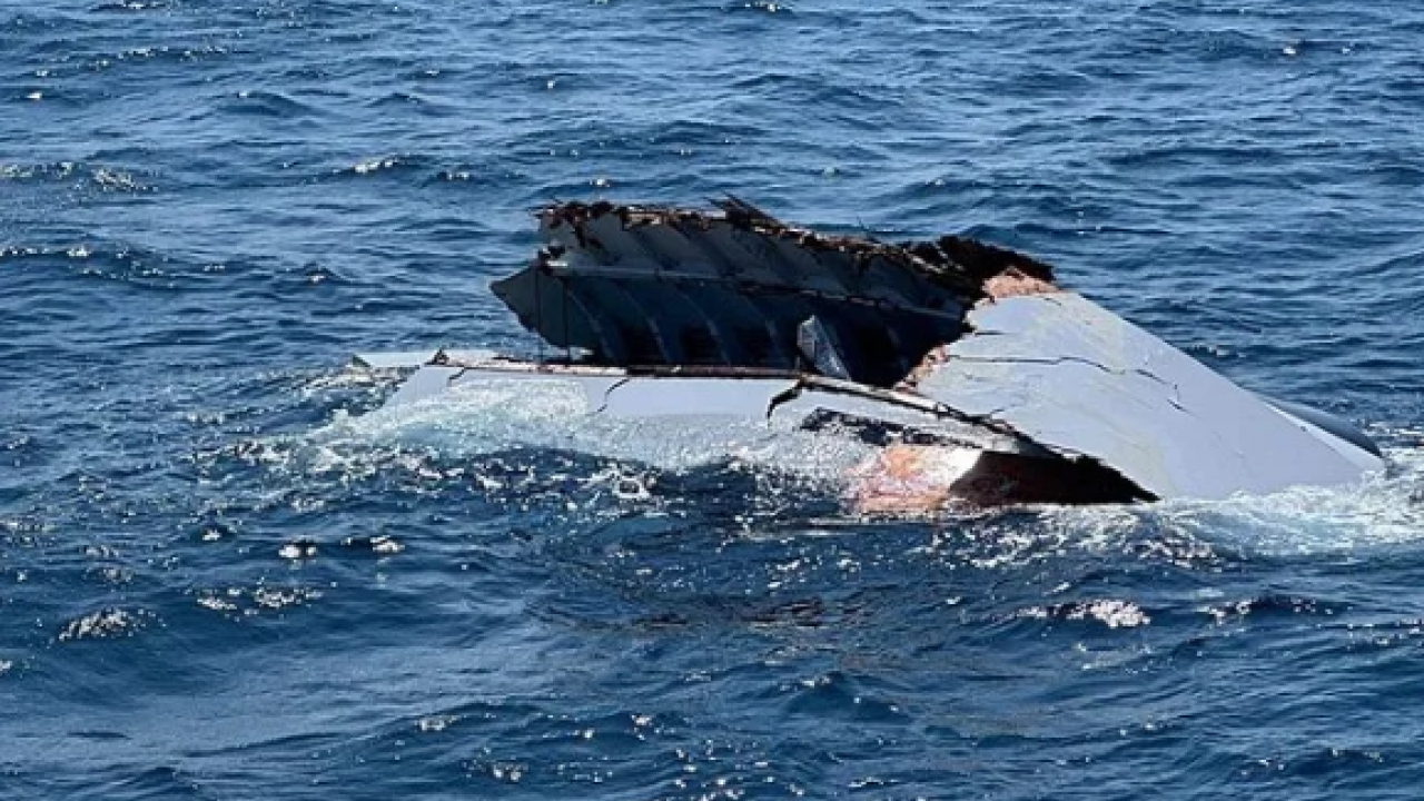 Foto - Parçalanan tekne kıyıya vurdu! Halit Yukay’dan haber yok