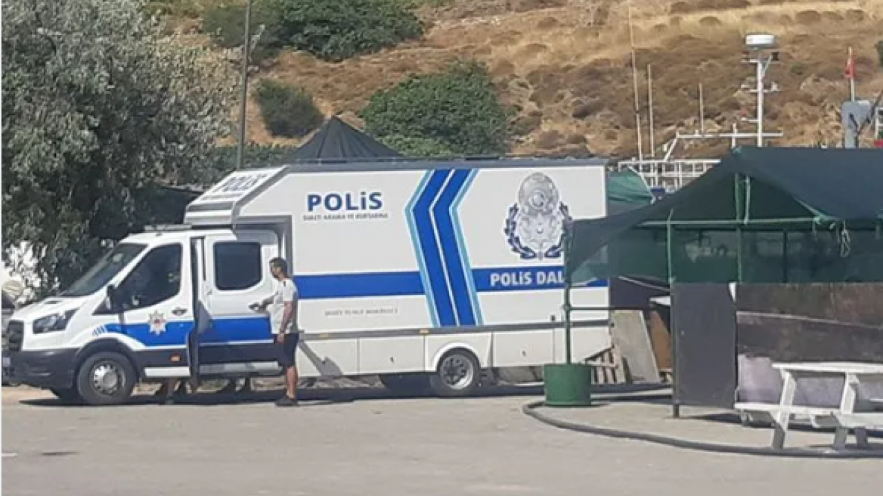 Foto - Parçalanan tekne kıyıya vurdu! Halit Yukay’dan haber yok