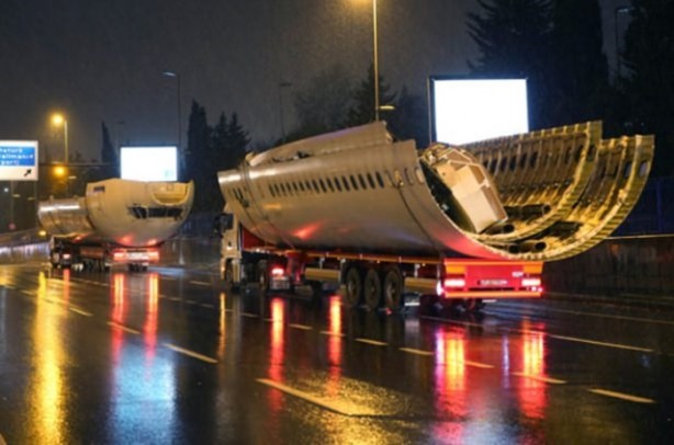 Foto - Parçalanan uçak restoran olacak