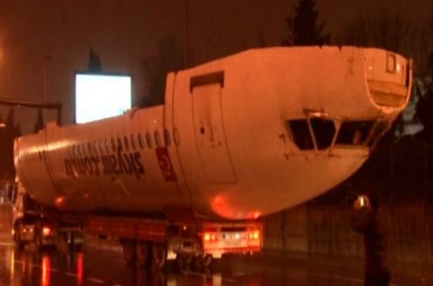 Foto - Parçalanan uçak restoran olacak