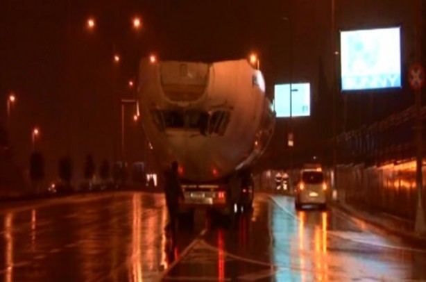 Foto - Parçalanan uçak restoran olacak