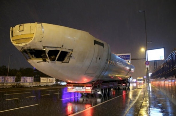 Foto - Parçalanan uçak restoran olacak