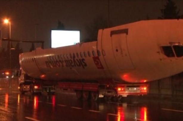 Foto - Parçalanan uçak restoran olacak