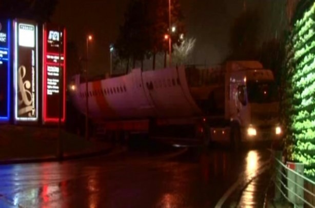 Foto - Parçalanan uçak restoran olacak