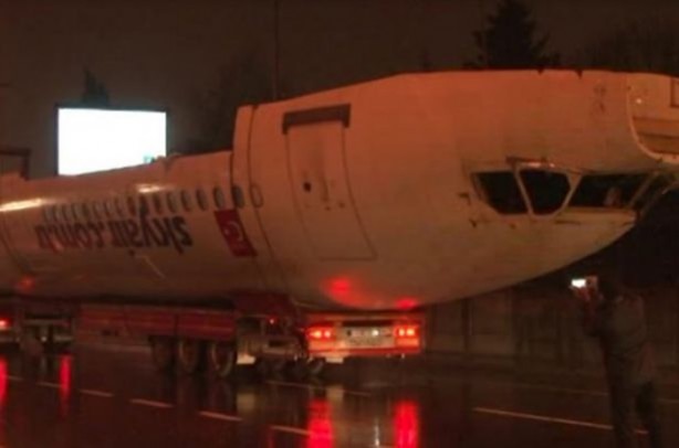 Foto - Parçalanan uçak restoran olacak