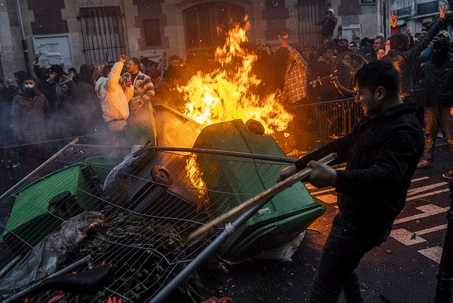 Paris’i yakıp yıktılar Türkiye’ye iftira attılar