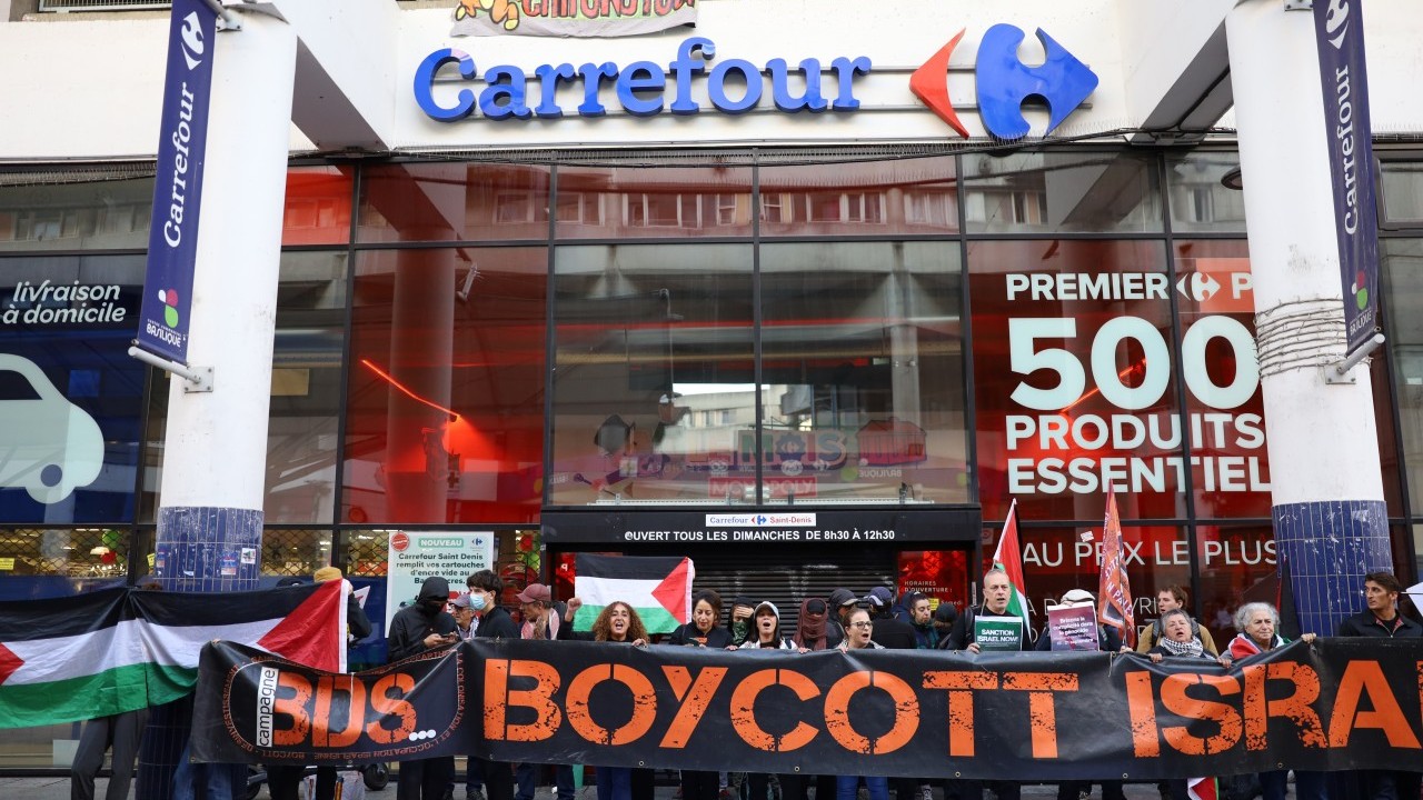 Foto - Paris’teki şubenin önünde Filistin eylemi! Siyonist destekçisi Carrefour’a büyük öfke