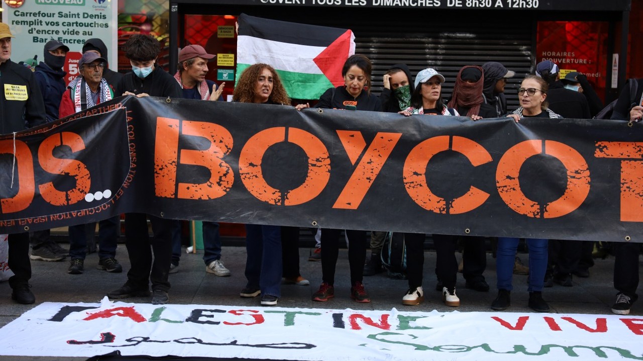 Paris’teki şubenin önünde Filistin eylemi! Siyonist destekçisi Carrefour’a büyük öfke