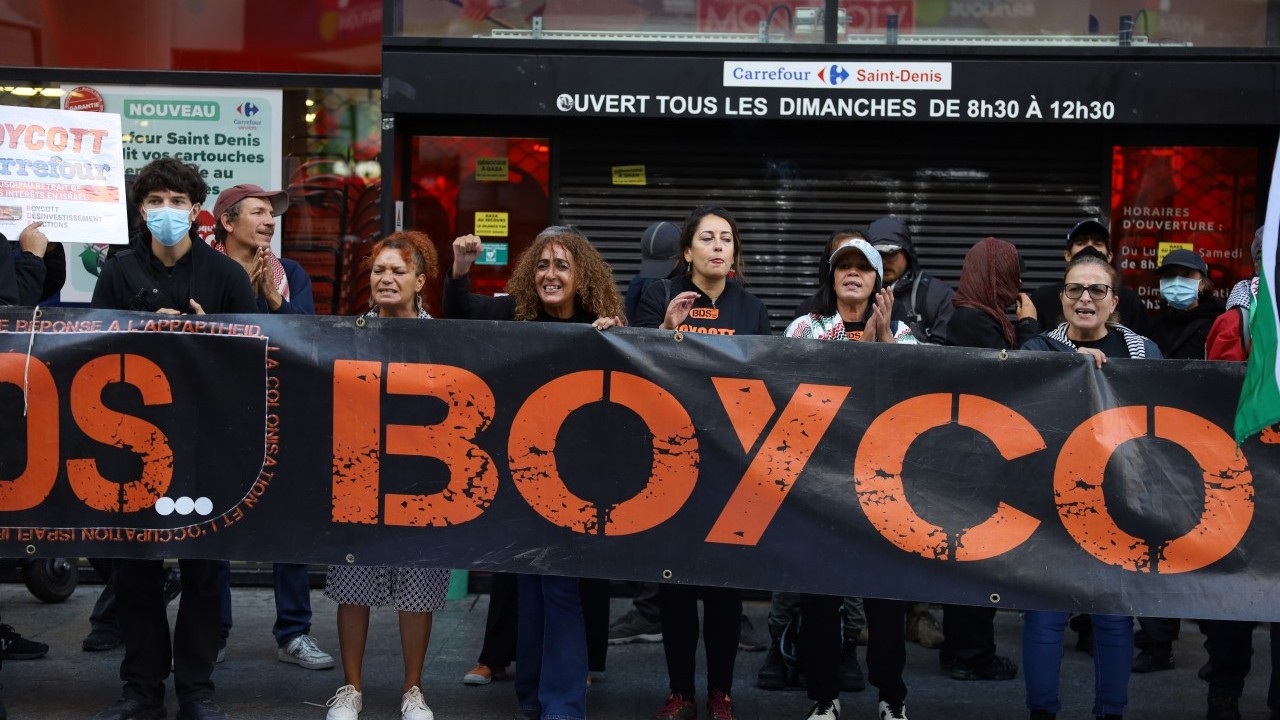 Foto - Paris’teki şubenin önünde Filistin eylemi! Siyonist destekçisi Carrefour’a büyük öfke