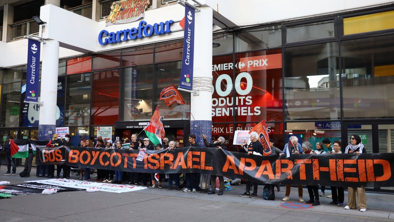 Foto - Paris’teki şubenin önünde Filistin eylemi! Siyonist destekçisi Carrefour’a büyük öfke