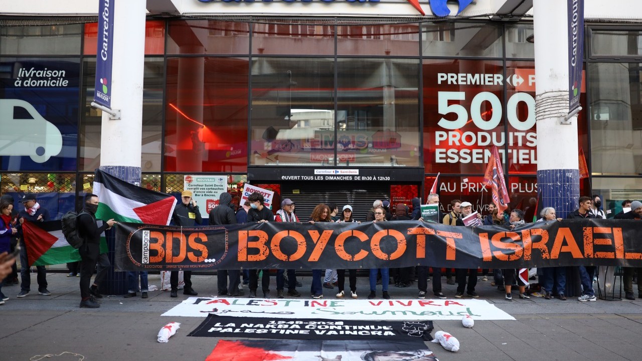 Foto - Paris’teki şubenin önünde Filistin eylemi! Siyonist destekçisi Carrefour’a büyük öfke