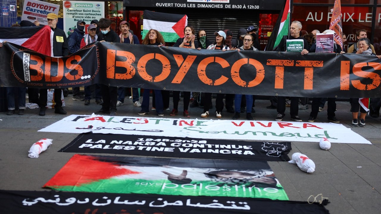 Foto - Paris’teki şubenin önünde Filistin eylemi! Siyonist destekçisi Carrefour’a büyük öfke