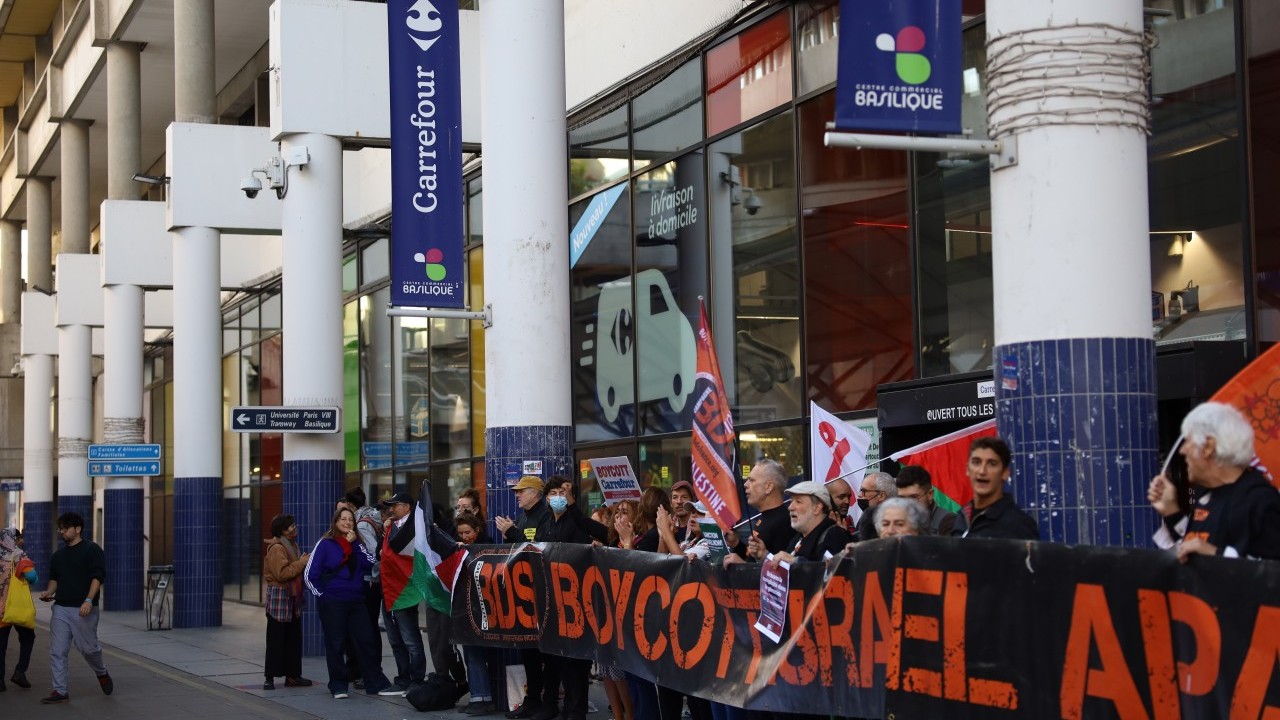 Foto - Paris’teki şubenin önünde Filistin eylemi! Siyonist destekçisi Carrefour’a büyük öfke