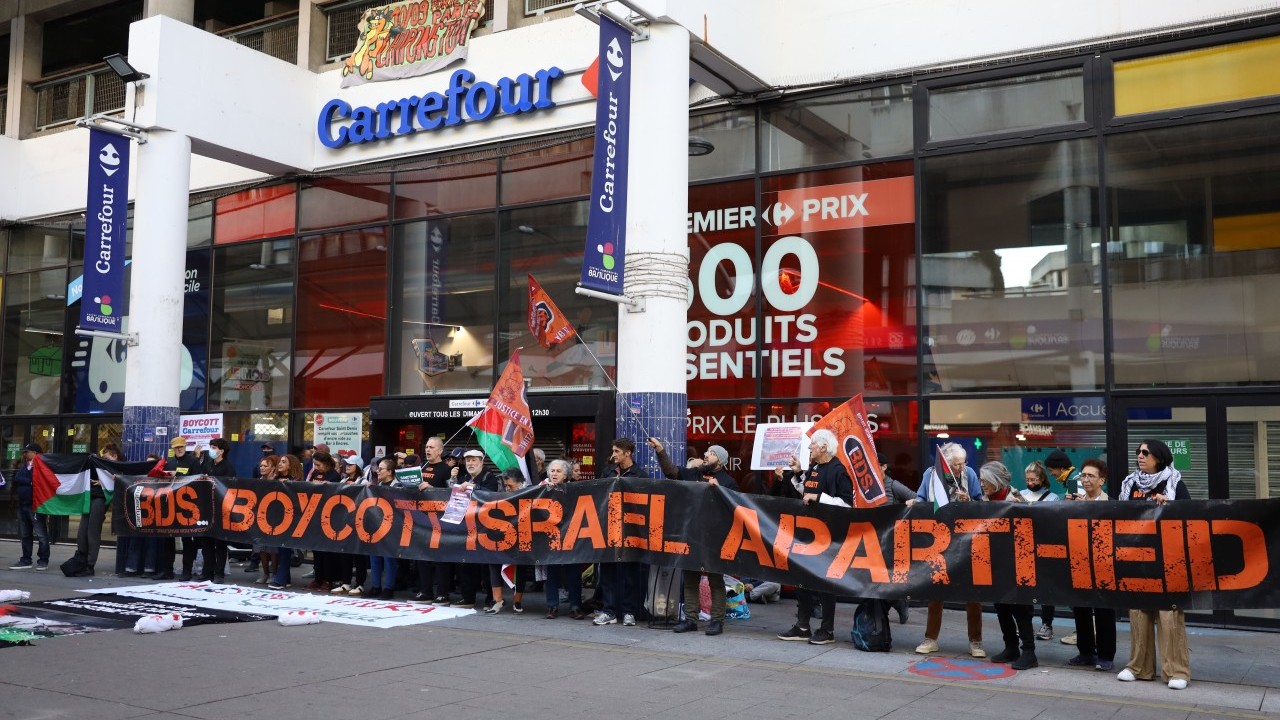 Foto - Paris’teki şubenin önünde Filistin eylemi! Siyonist destekçisi Carrefour’a büyük öfke