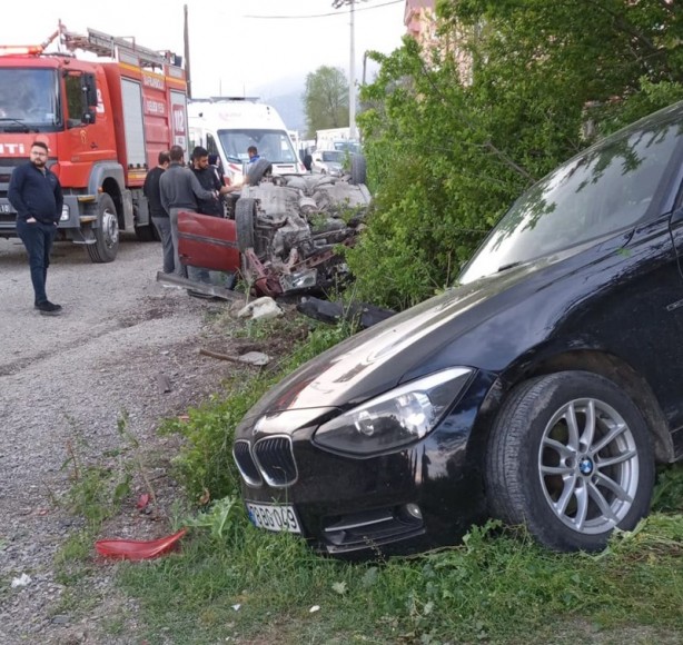 Foto - Park halindeki araca çarpan otomobil takla attı