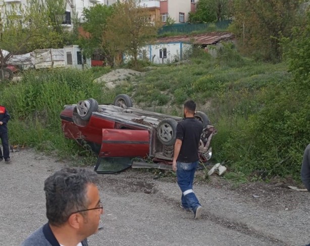 Park halindeki araca çarpan otomobil takla attı