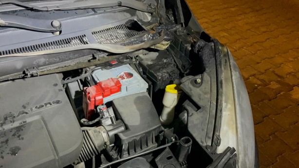 Foto - Park halindeki aracı benzin dökerek ateşe verdiler