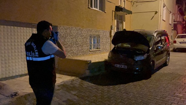 Foto - Park halindeki aracı benzin dökerek ateşe verdiler
