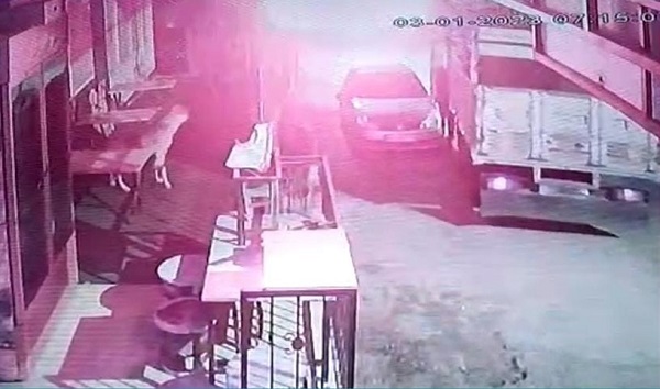 Foto - Park halindeki aracın freni boşaldı! Ölüm kalım savaşı