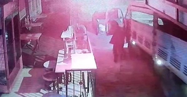 Foto - Park halindeki aracın freni boşaldı! Ölüm kalım savaşı