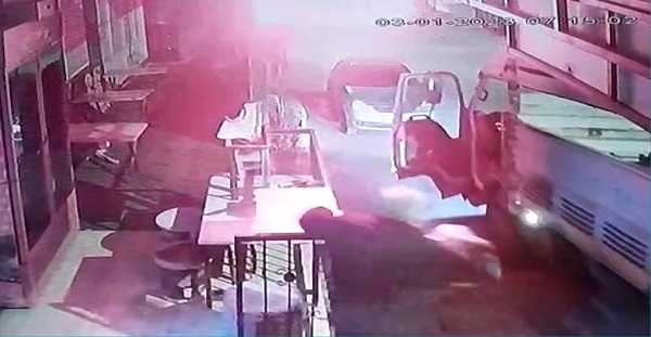 Foto - Park halindeki aracın freni boşaldı! Ölüm kalım savaşı